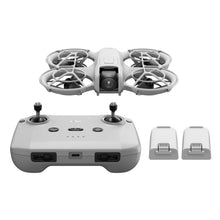 DJI Neo Fly More Combo hvid drone med propelbeskyttere, fjernbetjening og to ekstra batterier.