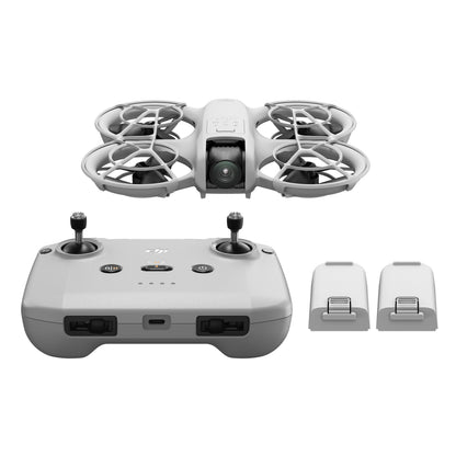 DJI Neo Fly More Combo hvid drone med propelbeskyttere, fjernbetjening og to ekstra batterier.