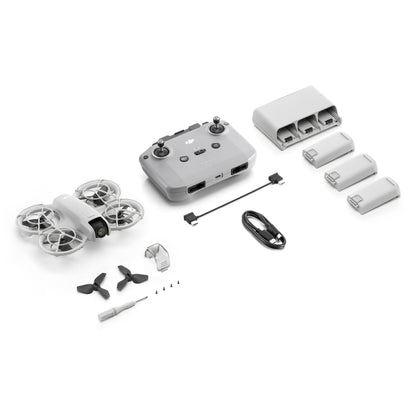 DJI Neo Fly More Combo ultrakompakt drone med controller, ladestation, 3 batterier, kabler, propel og værktøj.