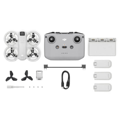 DJI Neo Fly More Combo ultrakompakt drone, grå fjernbetjening, 3 batterier, oplader, ekstra propel og tilbehør.