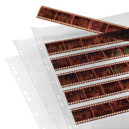35mm filmnegativer i Hama Negativlommer til ringbind 100-pak, en strimmel delvist trukket ud, plastlommer med huller.