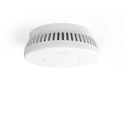 Nedis WiFi Brandalarm 10 år, hvid, rund med ventilationsåbninger på siderne, monteret i loft.