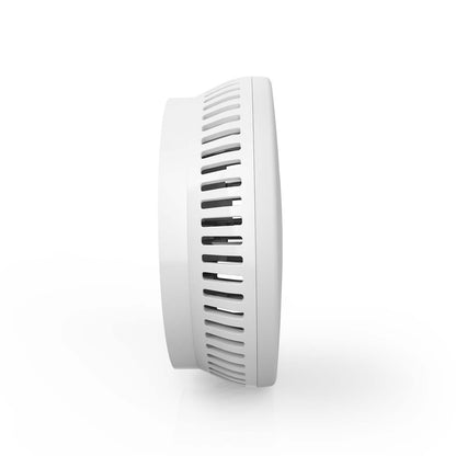 Nedis WiFi brandalarm 10 år, rund og hvid med ventilationsslidser, sideview.