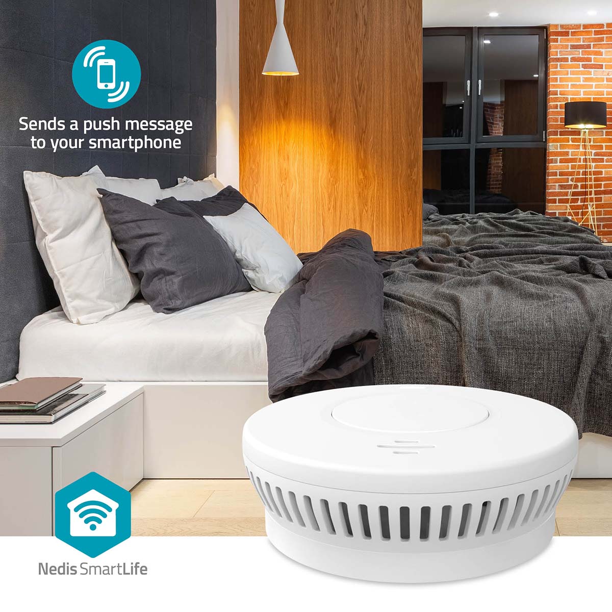 Nedis WiFi Brandalarm 10 år sender pushbeskeder til smartphone via Nedis SmartLife, hvid, synlig i soveværelse.