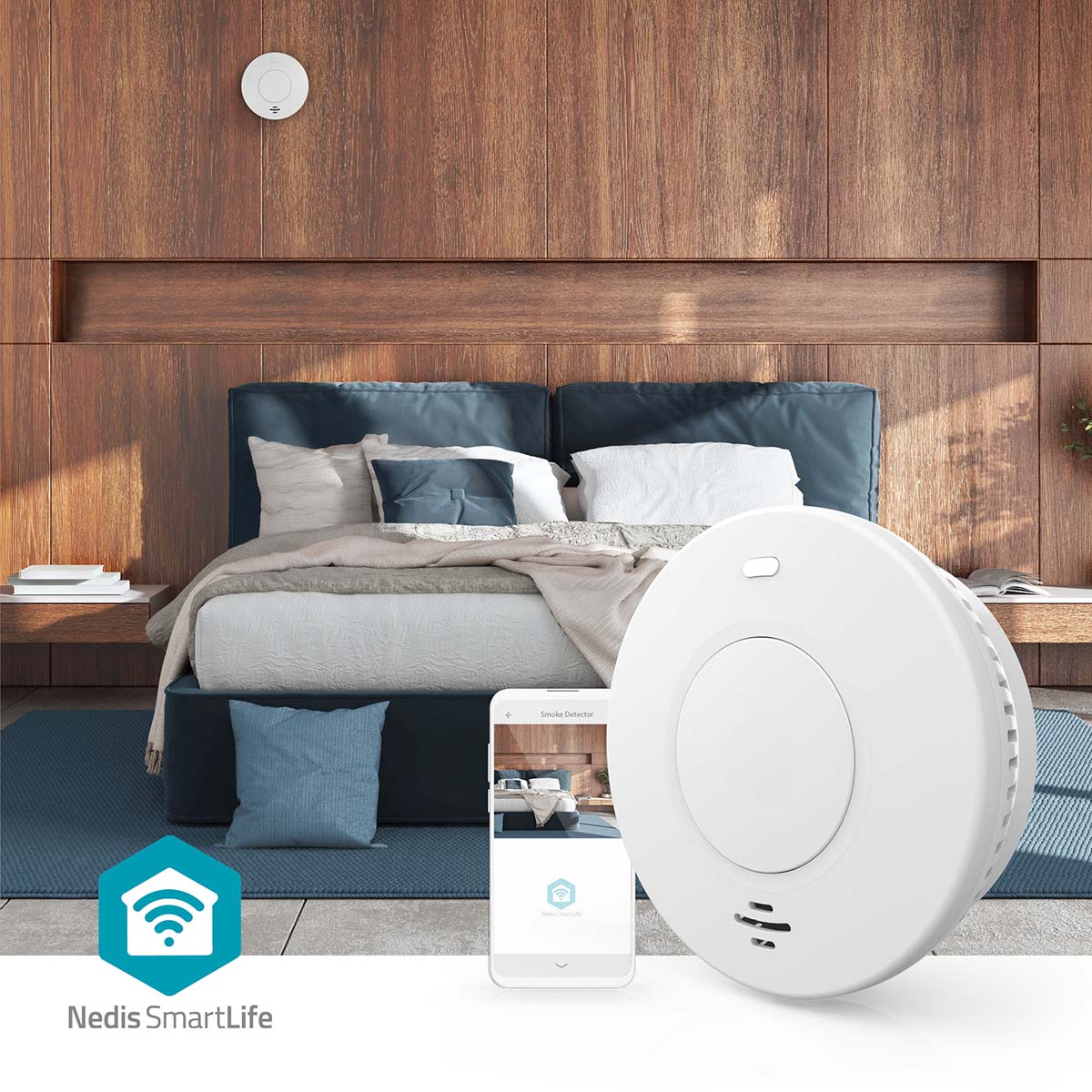 Nedis WiFi brandalarm 10 år monteret på væg, vist koblet med app på smartphone, hvid model.