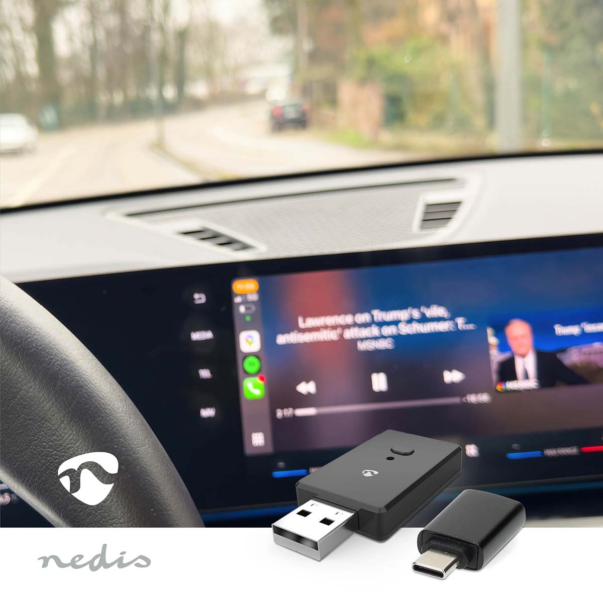 Nedis trådløse CarPlay og Android Auto adapter med USB-A og USB-C, vist foran bilens Apple CarPlay dashboard.