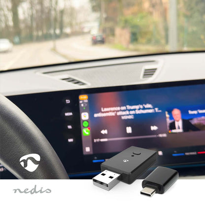 Nedis trådløse CarPlay og Android Auto adapter med USB-A og USB-C, vist foran bilens Apple CarPlay dashboard.
