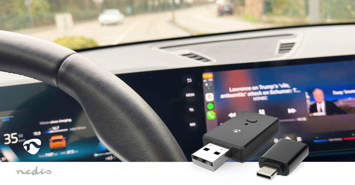 Nedis Trådløs CarPlay og Android Auto-adapter samt USB-adapter foran bilens digitale instrumentbræt, Nedis-logo synlig.