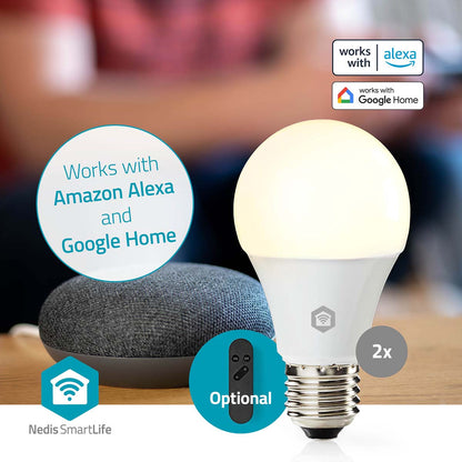 Nedis Wifi E27 LED pærer 806 lm 2-pak ved siden af smarthøjttaler, kompatibel med Amazon Alexa og Google Home, dæmpbar.
