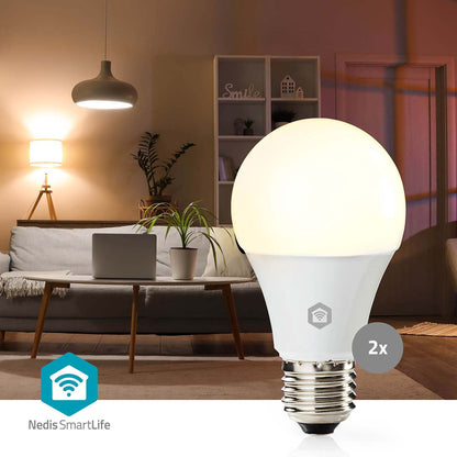 Nedis Wifi E27 LED pærer 806 lm 2-pak, synligt SmartLife logo og 2x-ikon, smart belysning i stueindstilling.