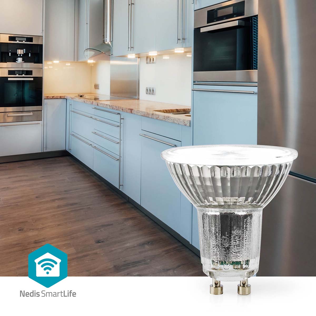 Nedis Wifi GU10 LED pære 345 lm vises i køkkenmiljø, kompatibel med Google Home, lyseblå skabe og trægulv.