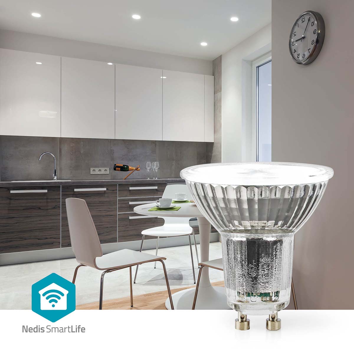 Nedis Wifi GU10 LED pærer 345 lm, SmartLife logo, Google Home kompatibel, vægur til højre, hvidt køkken baggrund.