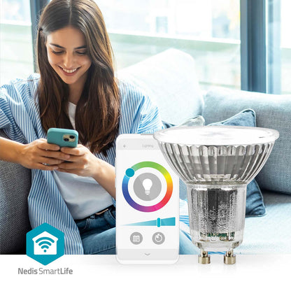 Nedis Wifi GU10 LED pære 345 lm betjenes via smartphone med Nedis SmartLife app, synlige farve- og lysstyrkekontroller.