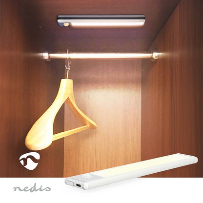 Nedis LED Skabslampe 20cm monteret i træskab med bøjlestang, Nedis logo synligt på lampe nederst til højre.