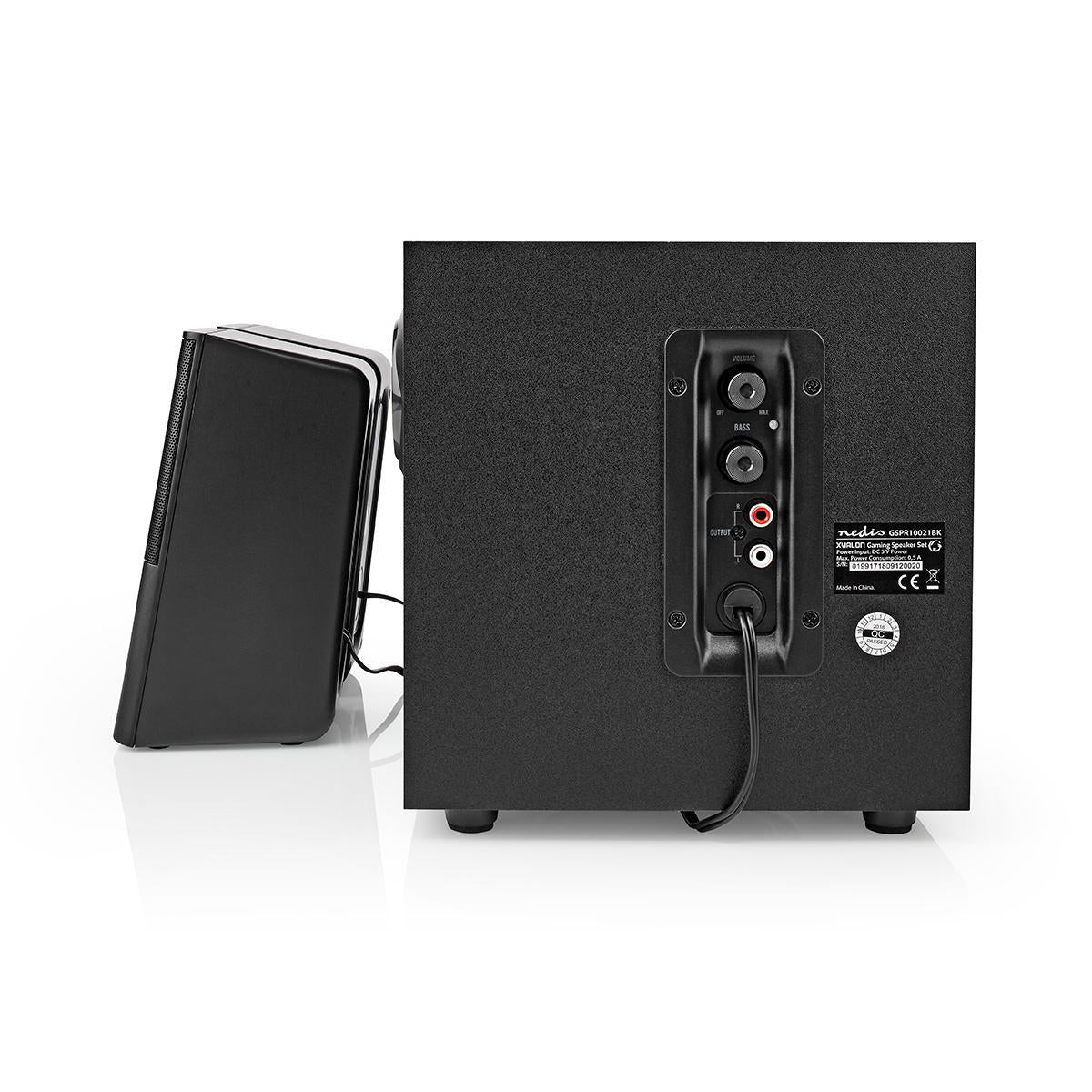 Nedis Gaming sort subwoofer med flere stik og mærkater bagpå ved siden af tilsluttet sort højttaler, 2.1 stereoanlæg.