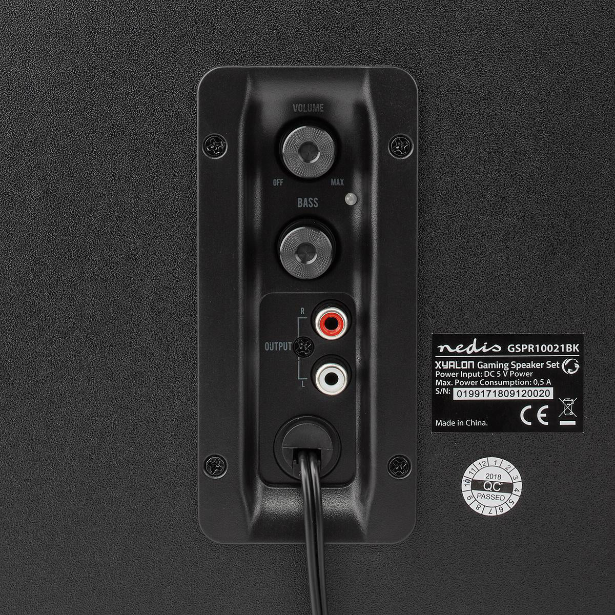 Nedis Gaming højttaler bagpanel med volumen- og bas-knapper, rød/hvid RCA-udgang, modelmærkat og strømstik.