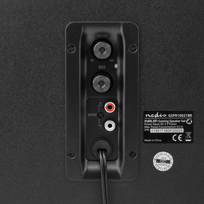 Nedis Gaming højttaler bagpanel med volumen- og bas-knapper, rød/hvid RCA-udgang, modelmærkat og strømstik.