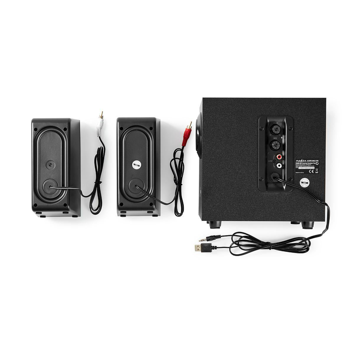 Nedis Gaming højttaler 2.1 stereo med to slags højttalere, subwoofer, flere porte, labels og synligt USB-kabel.