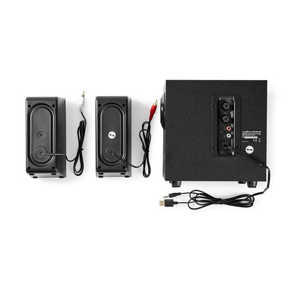 Nedis Gaming højttaler 2.1 stereo med to slags højttalere, subwoofer, flere porte, labels og synligt USB-kabel.