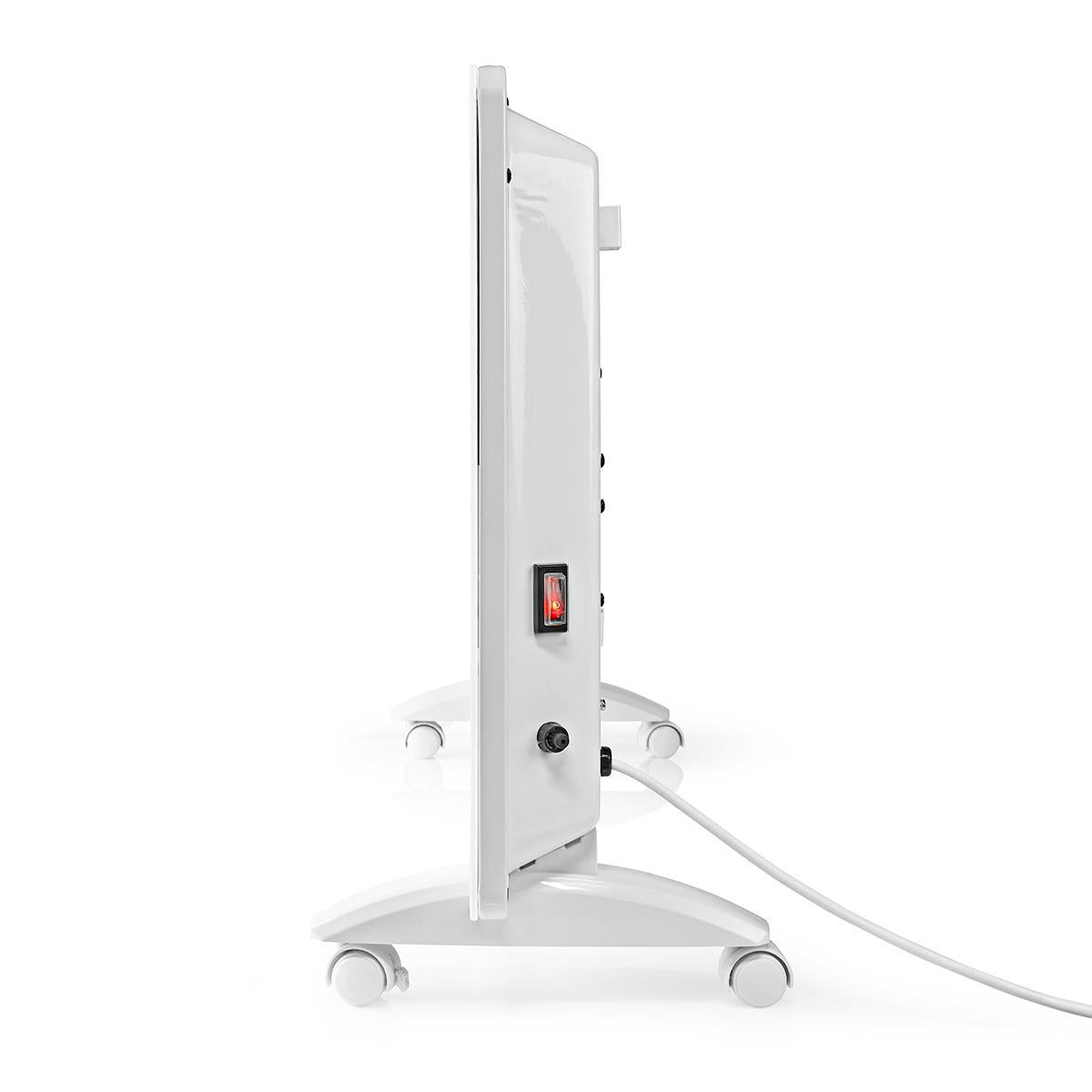 Nedis Wifi SmartLife Elradiator 2000W hvid, side, med hjul, tænd/sluk-knap, drejeknap og strømkabel.