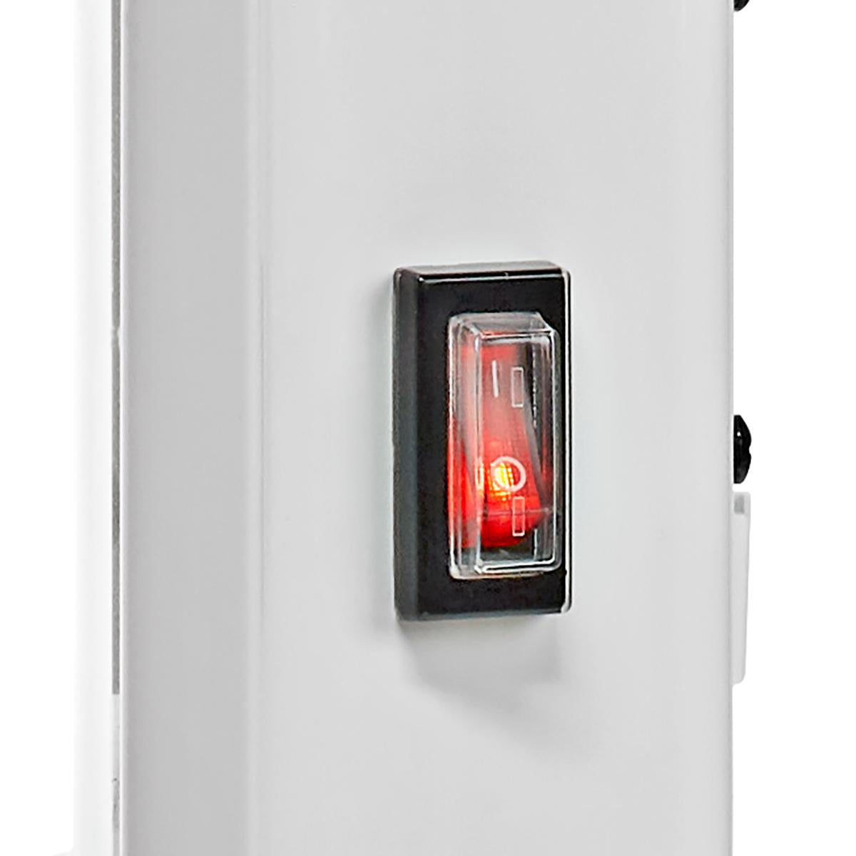 Nedis Wifi SmartLife Elradiator 2000W, rød oplyst vippekontakt på hvidt panel, tæt på detaljer.