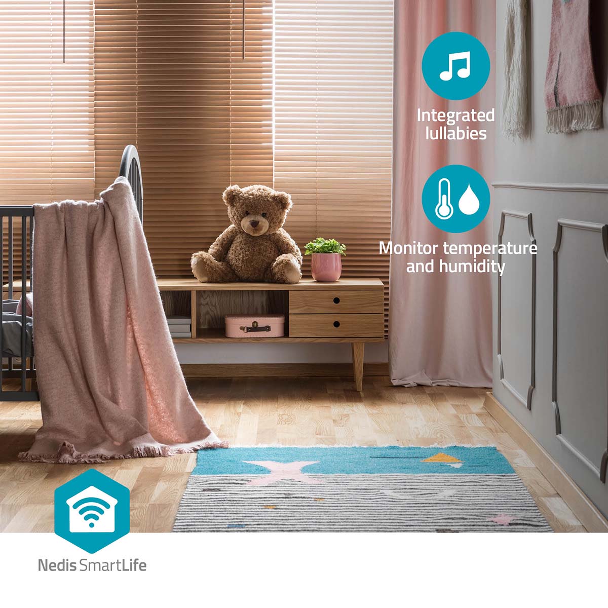 Nedis Indendørs Wifi kamera til babyalarm, vises i børneværelse med seng, lyserød dyne, bamse og stjerne-tæppe.