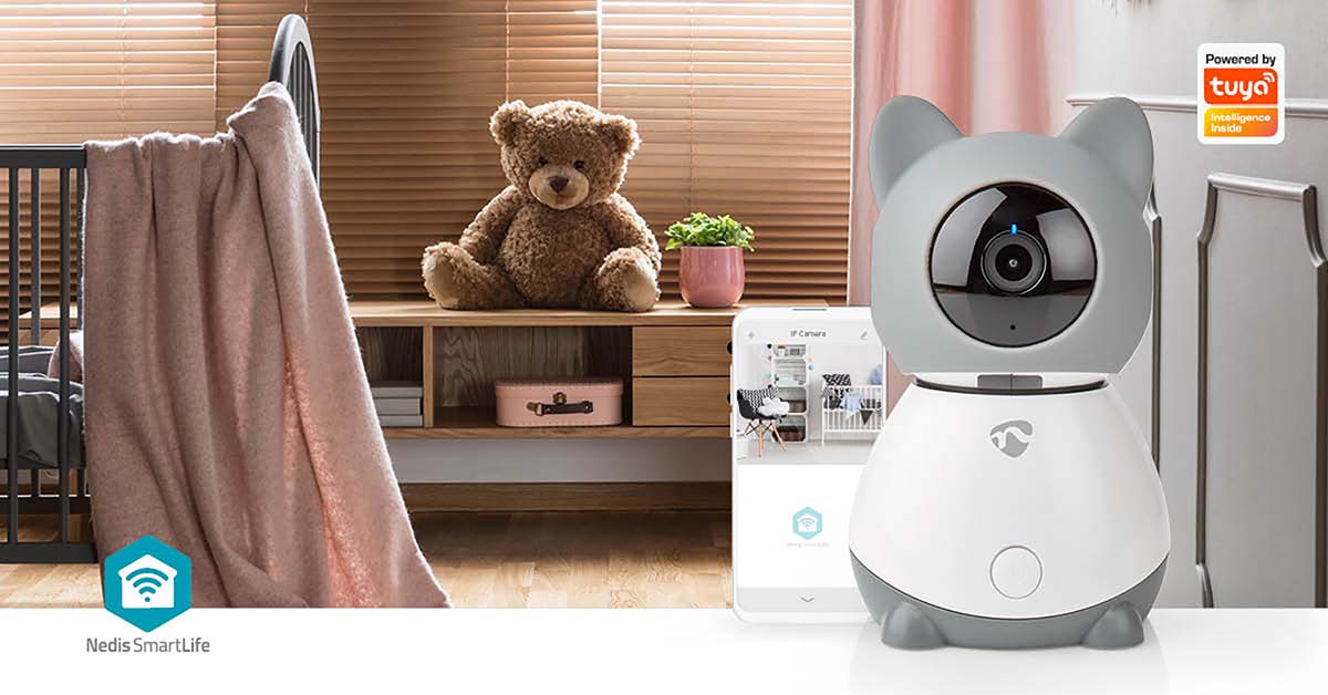 Nedis indendørs wifi kamera, hvid, vist ved babyseng og bamse, live-feed via app på smartphone.