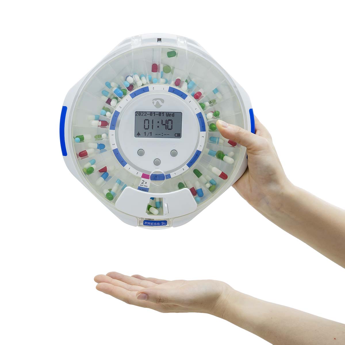 Nedis SmartLife Pilledispenser med LCD og WiFi, fyldt med flerfarvede piller, display viser tid og dato.