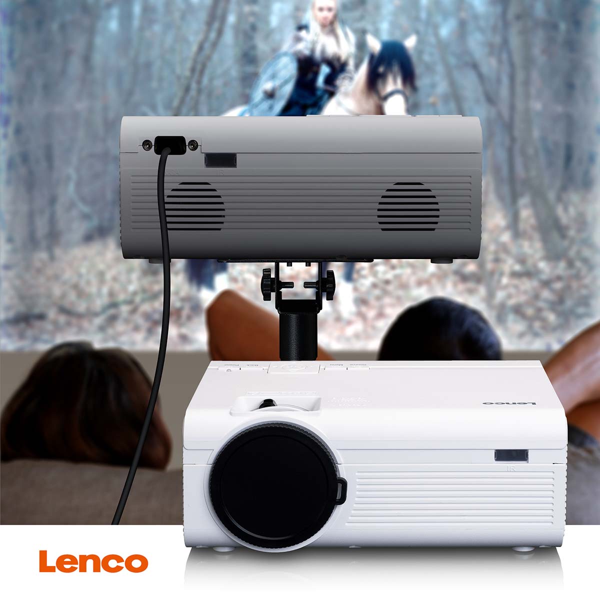 Lenco LCD-projektor med høj opløsning projicerer film på lærred, Lenco-logo synligt nederst til venstre.