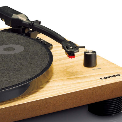 Lenco LS-50 pladespiller med indbyggede højttalere, trækskab, synlig tonearm og volumenkontrol nederst til højre.