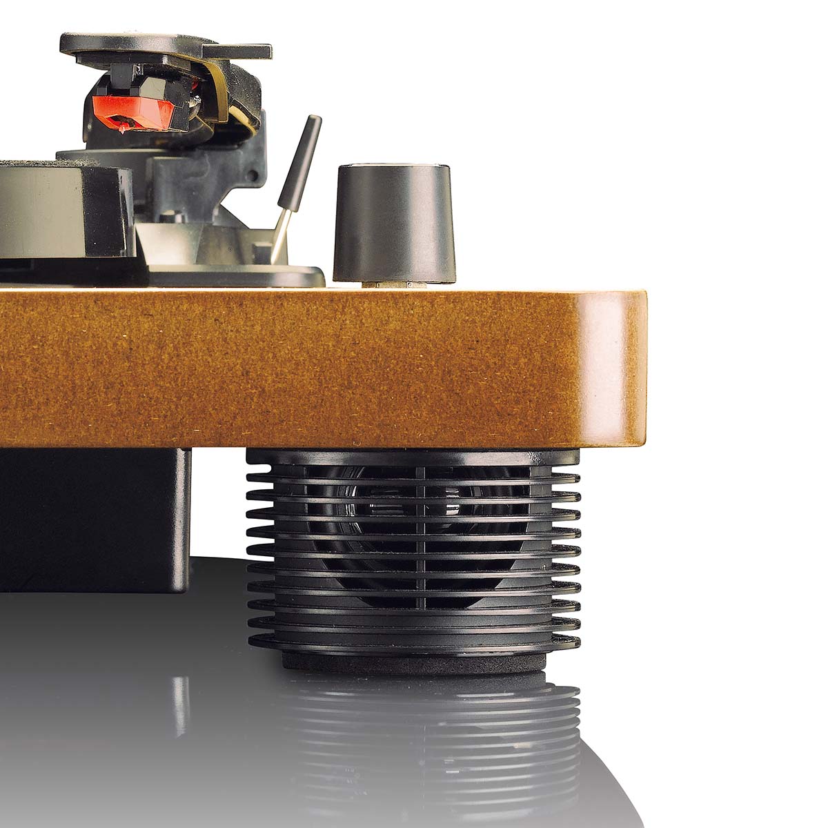 Lenco LS-50 pladespiller med indbyggede højttalere, vis tonearm, pickup og stylus på træbase med sort cylindrisk støtte.