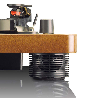 Lenco LS-50 pladespiller med indbyggede højttalere, vis tonearm, pickup og stylus på træbase med sort cylindrisk støtte.