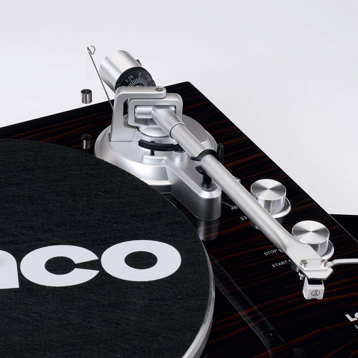 Lenco Bluetooth pladespiller LBT-188WA, metal-tonearm, sølvknapper, Lenco-logo på plade, mørk træfinish.