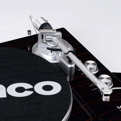 Lenco Bluetooth pladespiller LBT-188WA, metal-tonearm, sølvknapper, Lenco-logo på plade, mørk træfinish.