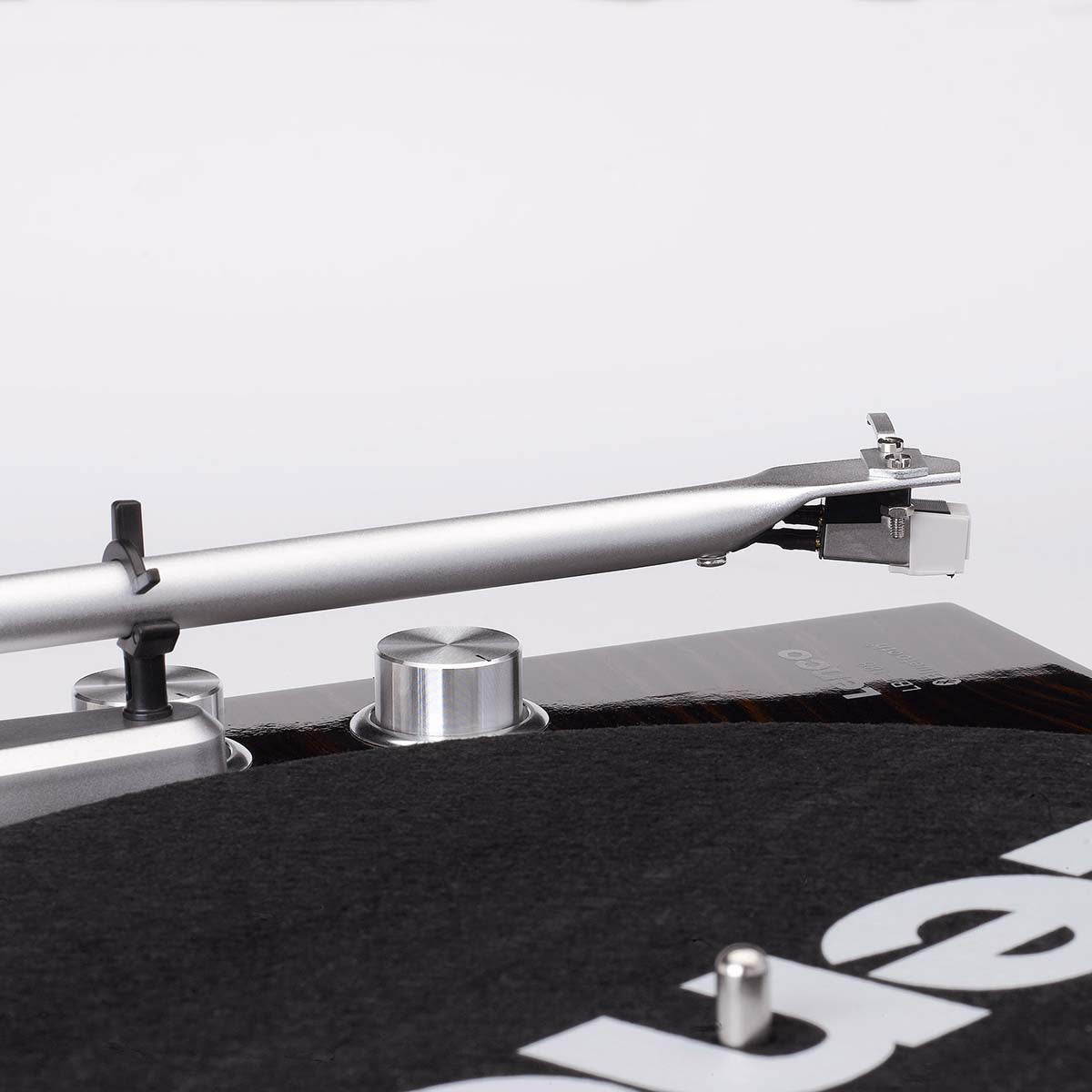 Lenco Bluetooth pladespiller LBT-188WA sølv tonearm og nål, sort platter og vinylplade synlig.