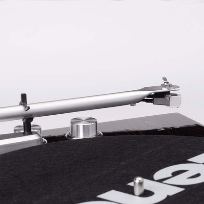 Lenco Bluetooth pladespiller LBT-188WA sølv tonearm og nål, sort platter og vinylplade synlig.