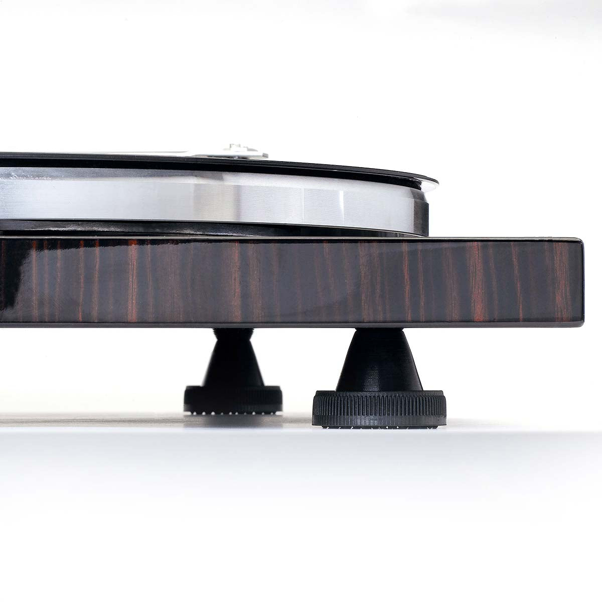 Lenco Bluetooth pladespiller LBT-188WA side, trælook base, to sorte justerbare fødder, synlig metalpladetallerken.