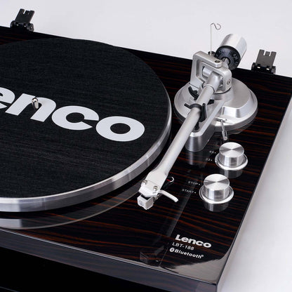 Lenco Bluetooth pladespiller LBT-188WA træfinish, tonearm, kontrolknapper, USB-port, plade med Lenco slipmat.
