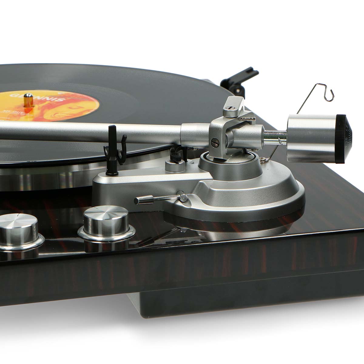 Lenco Bluetooth pladespiller LBT-188WA i træ med tonearm, nål over vinyl, synlig base, knapper og Lenco-logo.