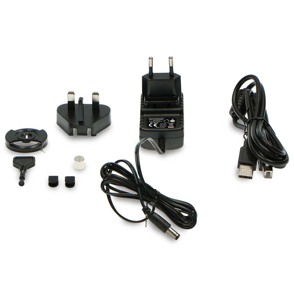 Lenco Bluetooth pladespiller LBT-188WA med AC adapterkit, udskiftelige stik, USB/powerkabler og plug adapters.