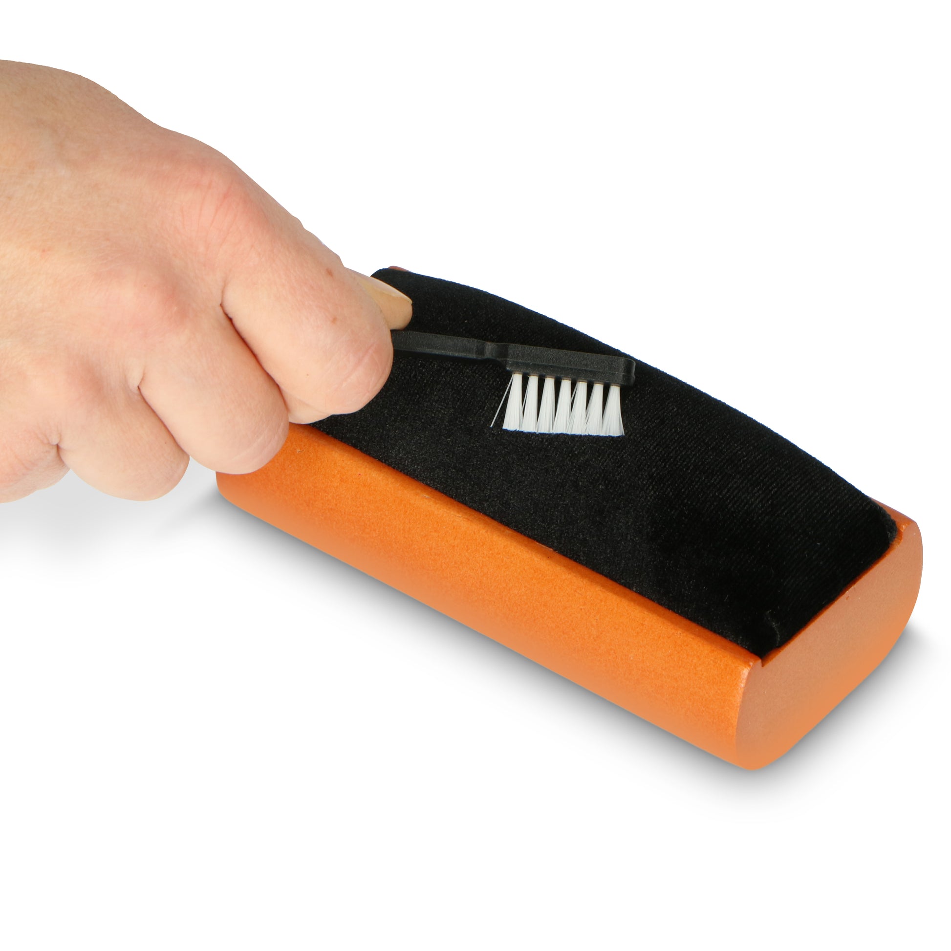 Lenco 5 i 1 rengøringssæt til plader og nål, sort velourpude renses med lille børste, orange farve.