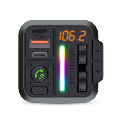 Bluetooth FM Transmitter med digitalt display 106.2, opladeporte, regnbue-LED, kanal/lydknapper og trackkontrol.