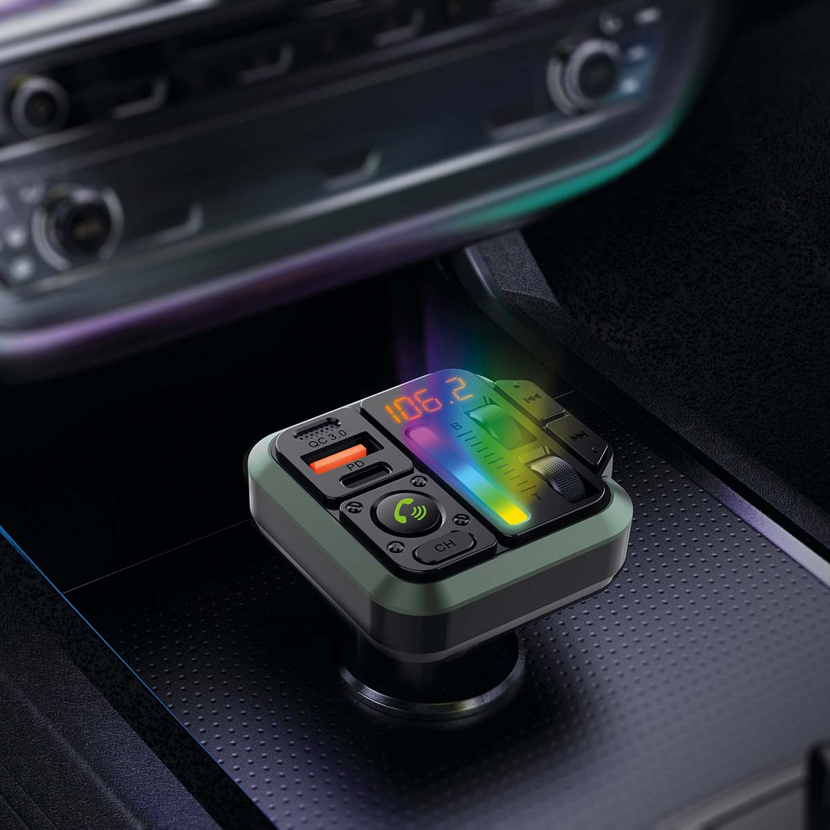 Nedis Bluetooth FM-sender med knapper, display 106.2, farvede LED og tilslutning i bilens midterkonsol.