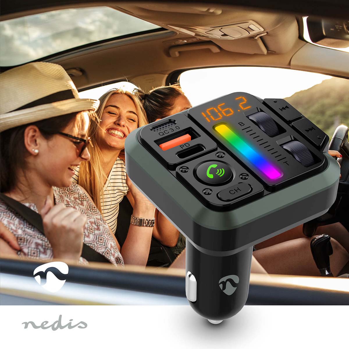 Nedis Bluetooth FM Transmitter med digitalt display, farvede lys, kontrolknapper og Nedis-logo set i bilinteriør.