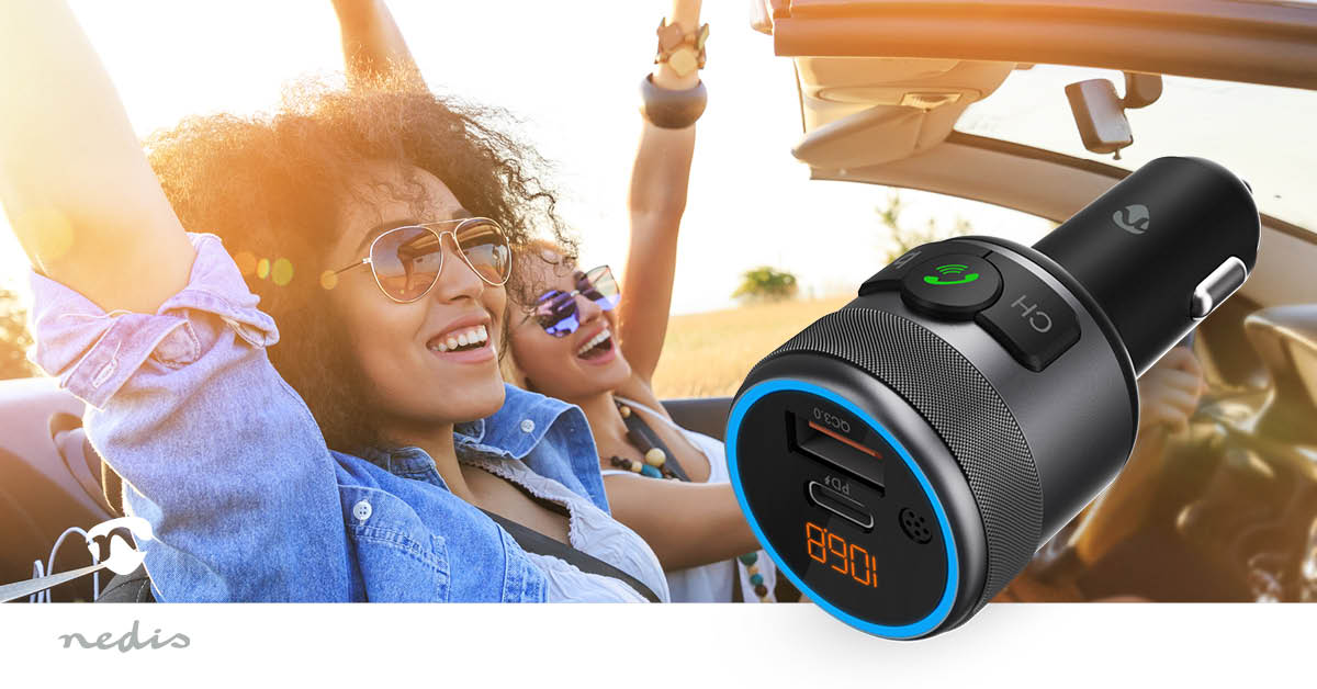 Slim Bluetooth FM Transmitter til bil, sort, trådløs lyd og håndfri opkald synlig i forgrunden under køretur.