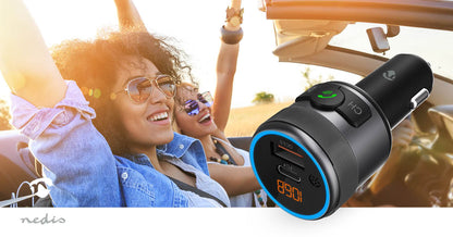 Slim Bluetooth FM Transmitter til bil, sort, trådløs lyd og håndfri opkald synlig i forgrunden under køretur.