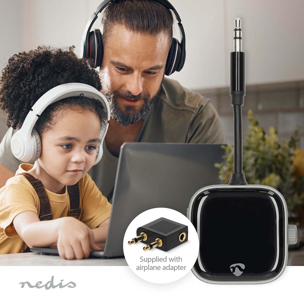 Nedis 3,5 mm Bluetooth-transmitter med kabel og flyadapter synlig ved laptop, Nedis-logo nederst.