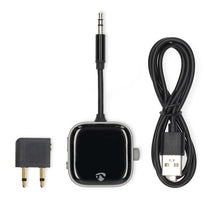 Nedis 3,5 mm Bluetooth transmitter sort kompakt med kort jackkabel, USB-opladerkabel og to-benet flyadapter.