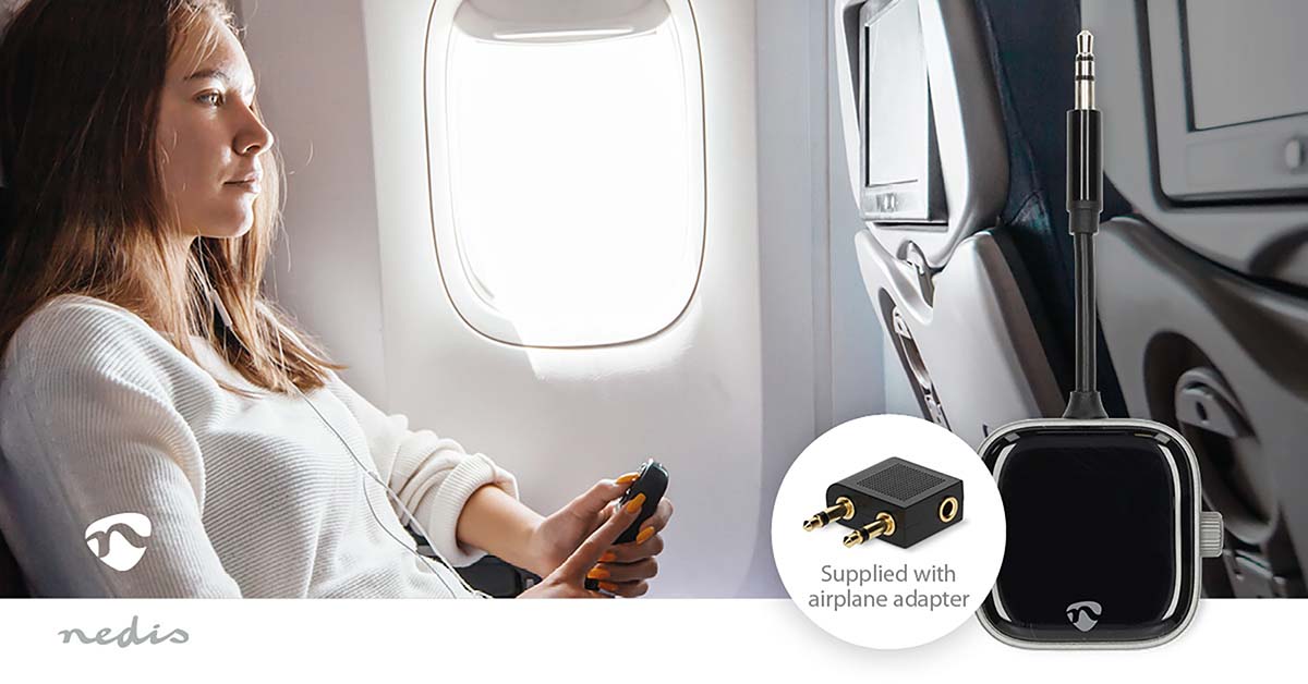 Nedis 3,5 mm Bluetooth-sender til fly-underholdning, tæt billede af adapter og lydstik, vises ved sæde i fly.