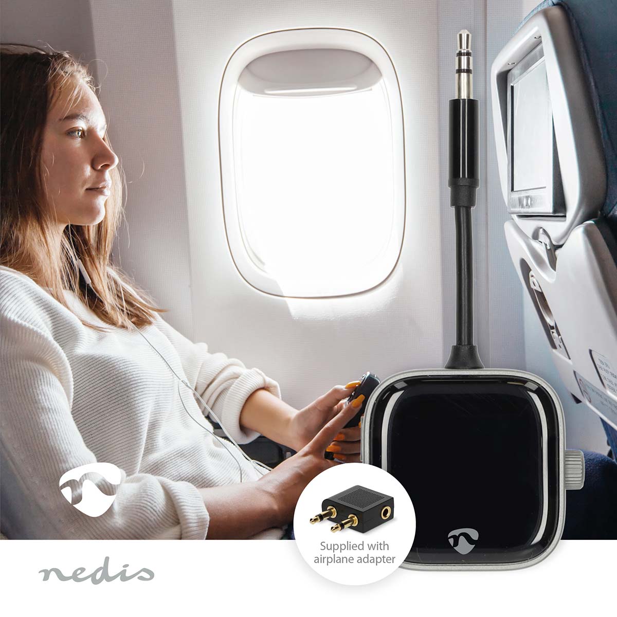 Nedis 3,5 mm Bluetooth-sender med flyadapter tæt på, Nedis logo synligt, kvinde med hovedtelefoner i flybaggrund.
